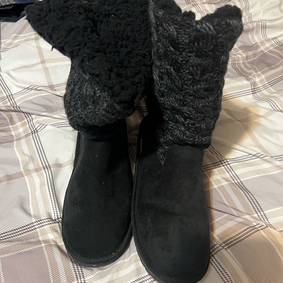 Women’s fuzzy boots - Picture 2 of 4